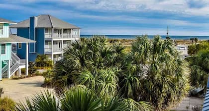 Perfect Family Vacation Spot in Perdido Key! Private beach access and pool.
