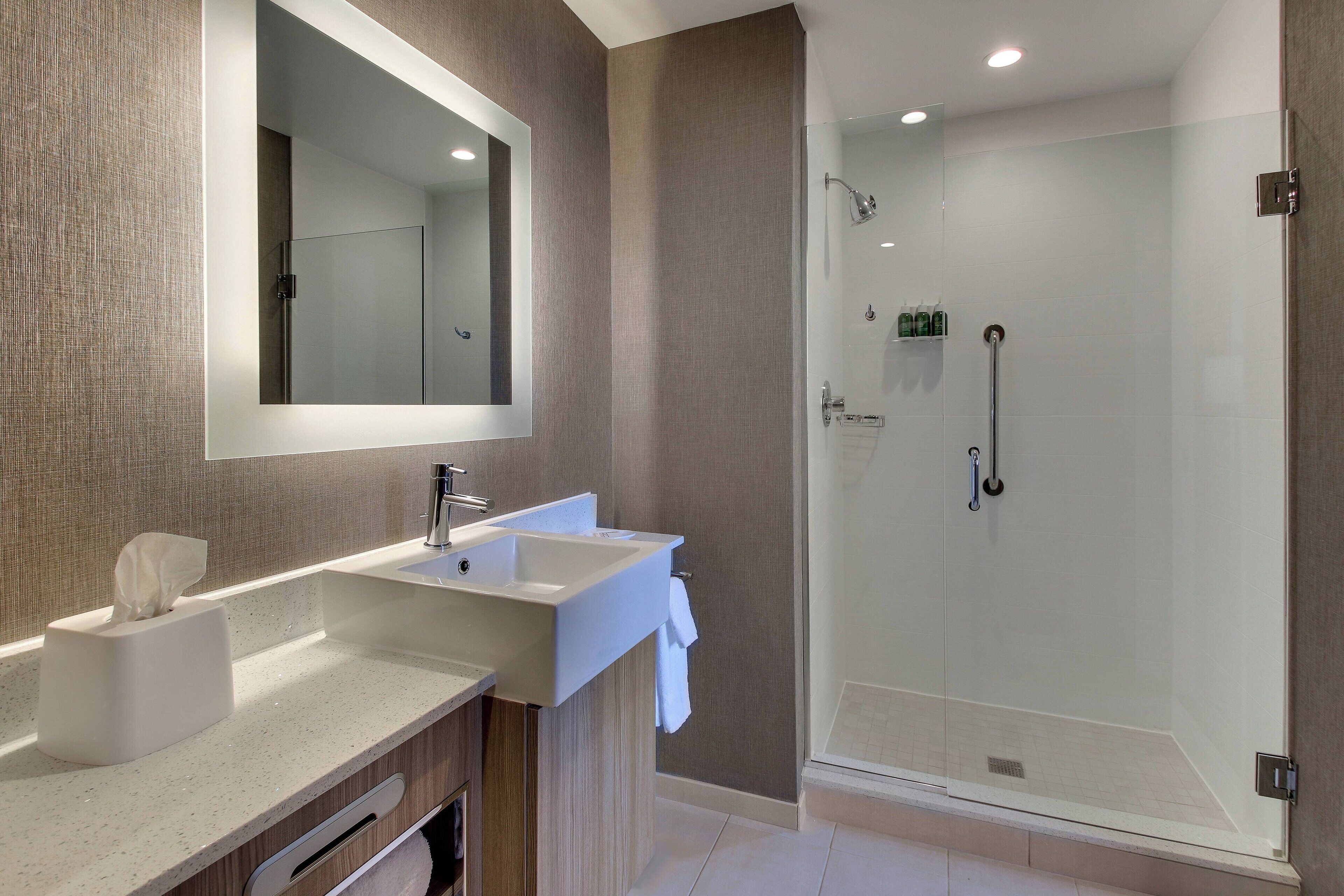 suite, 1 king bed, non smoking | bathroom | towels