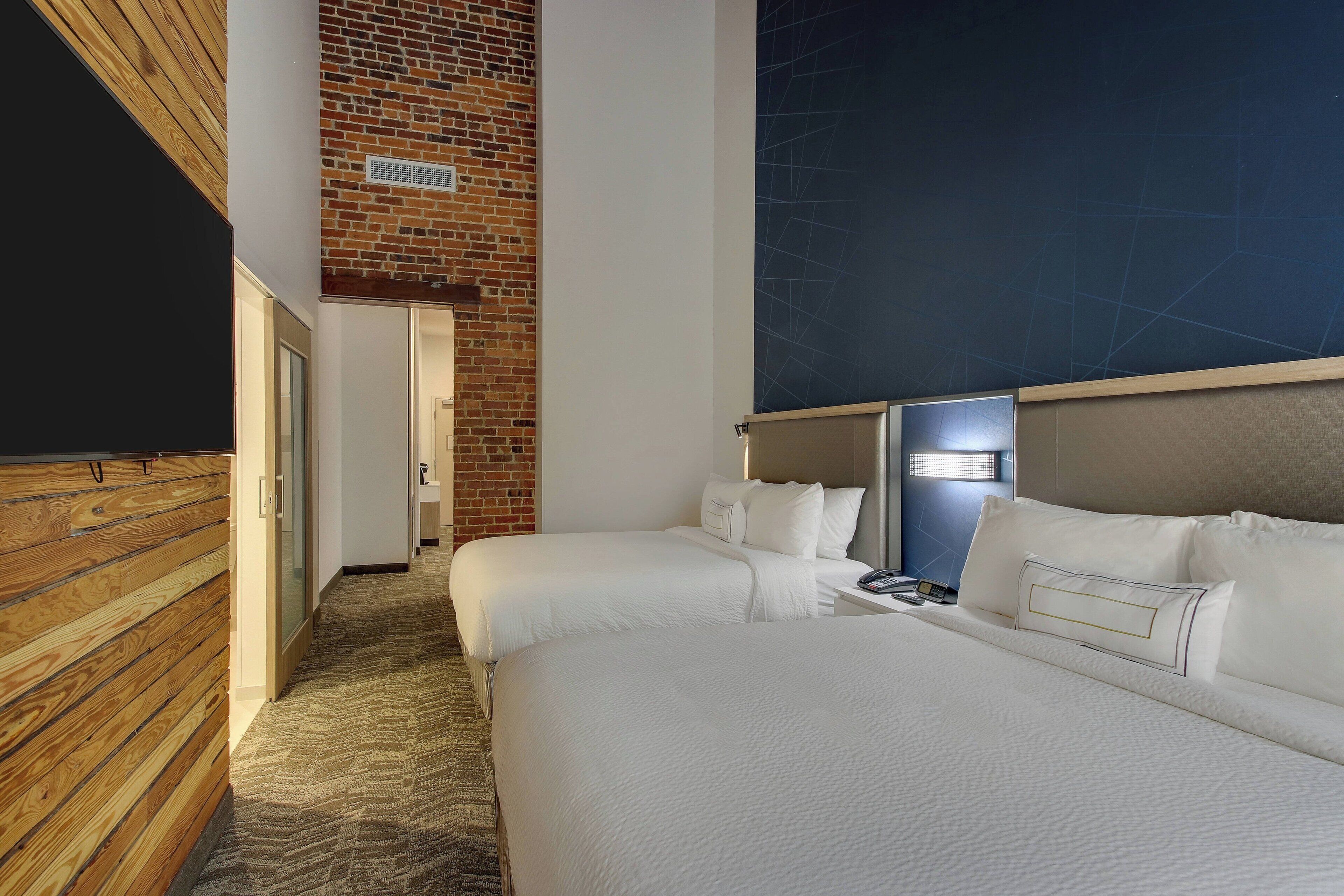 junior suite, 2 queen beds, non smoking | desk, iron/ironing board, cots/infant beds, free wifi