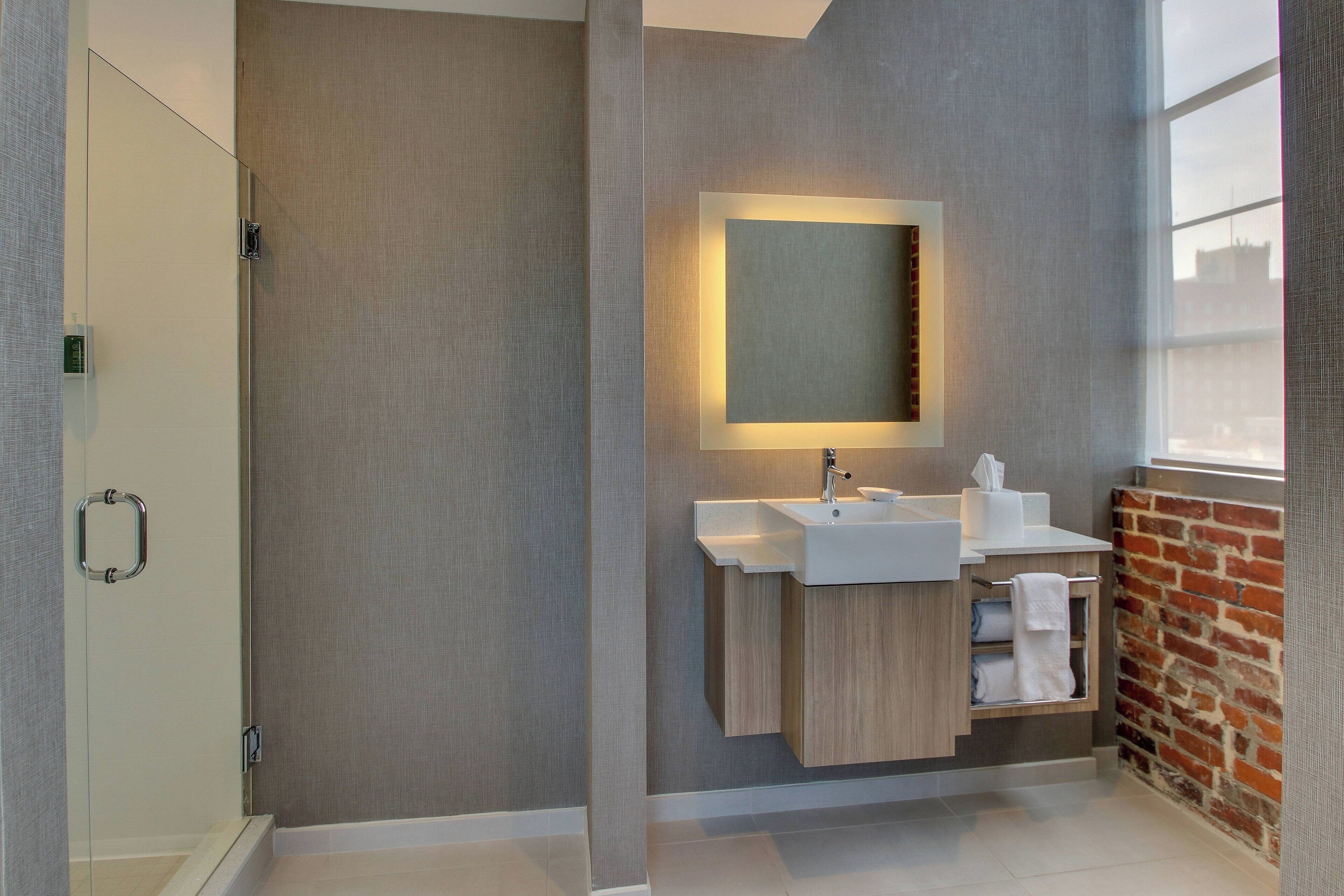 suite, 1 king bed, non smoking | bathroom | towels