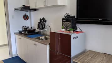 Fridge, cookware/dishes/utensils