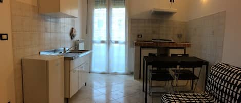 Geladeira, micro-ondas, cooktop, talheres/pratos/utensílios de cozinha