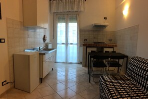 Refrigerador, microondas, parrilla de estufa y utensilios de cocina 