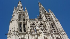 Una catedral gótica con elaboradas esculturas de piedra y arcos apuntados.