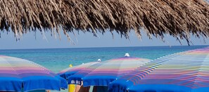 Solstolar och strandhanddukar