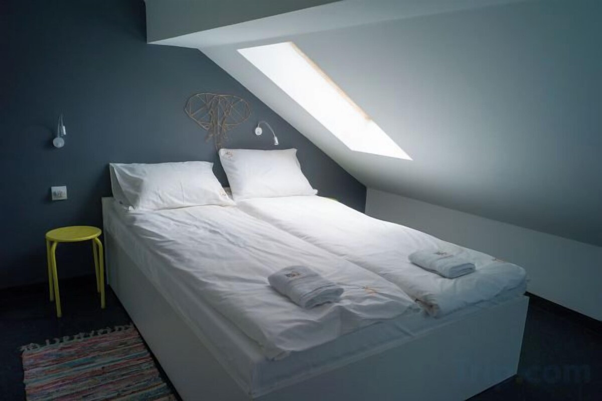 Blackout drapes, WiFi (free), bed sheets