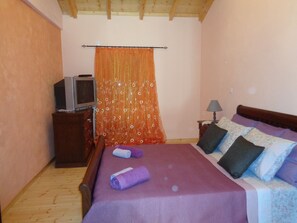 1 habitación, tabla de planchar con plancha, wifi y ropa de cama 