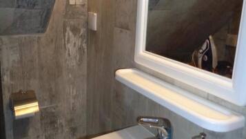 淋浴/盆浴组合、吹风机、毛巾、洗发水