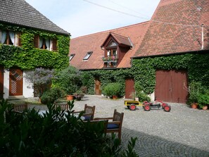 Property grounds - Stylish apartment III on Franconian fruit and Brennereihof (Leutenbach)