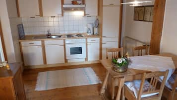 Kühlschrank, Ofen, Herdplatte, Wasserkocher mit Kaffee-/Teezubehör