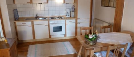 Fridge, oven, stovetop, coffee/tea maker