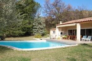Una piscina al aire libre, una piscina climatizada