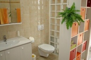 Doccia, asciugacapelli, asciugamani, sapone