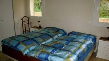 2 bedrooms, iron/ironing board, travel cot, free WiFi