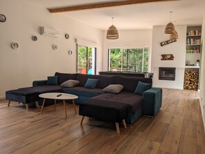 Fernseher, DVD-Player, Tischtennisplatte, Bücher