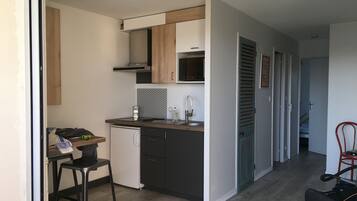 Een koelkast, een microgolfoven, een oven, een kookplaat