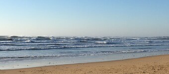 appt vue mer  au pied du phare du grouin du cou . La tranche sur mer