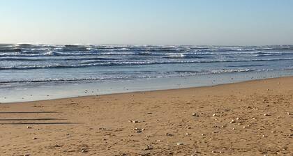 Blick auf das Meer am Fuße des Leuchtturmes. <br>Die Scheibe am Meer