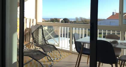 Appt sea view at foot of grouin du cou lighthouse. La tranche sur mer