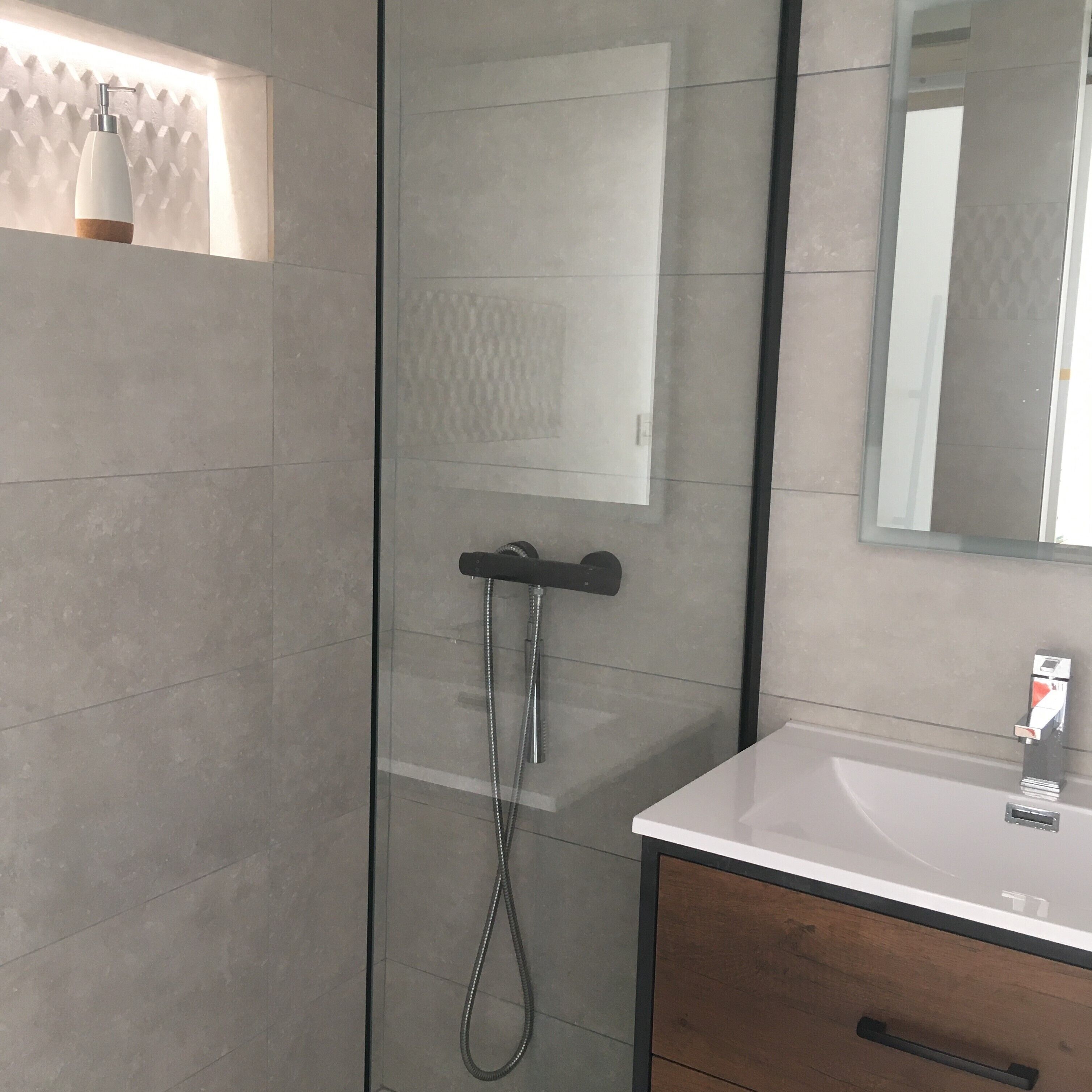 Baignoire, sèche-cheveux, savon, papier toilette