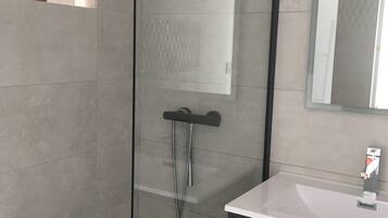 Baignoire, sĂšche-cheveux, savon, papier toilette
