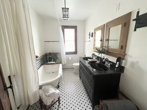 Duschwanne, Handtücher, Seife, Toilettenpapier
