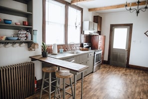 Geladeira, micro-ondas, fogão, lava-louças