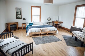 3 bedrooms, desk, WiFi, bed sheets