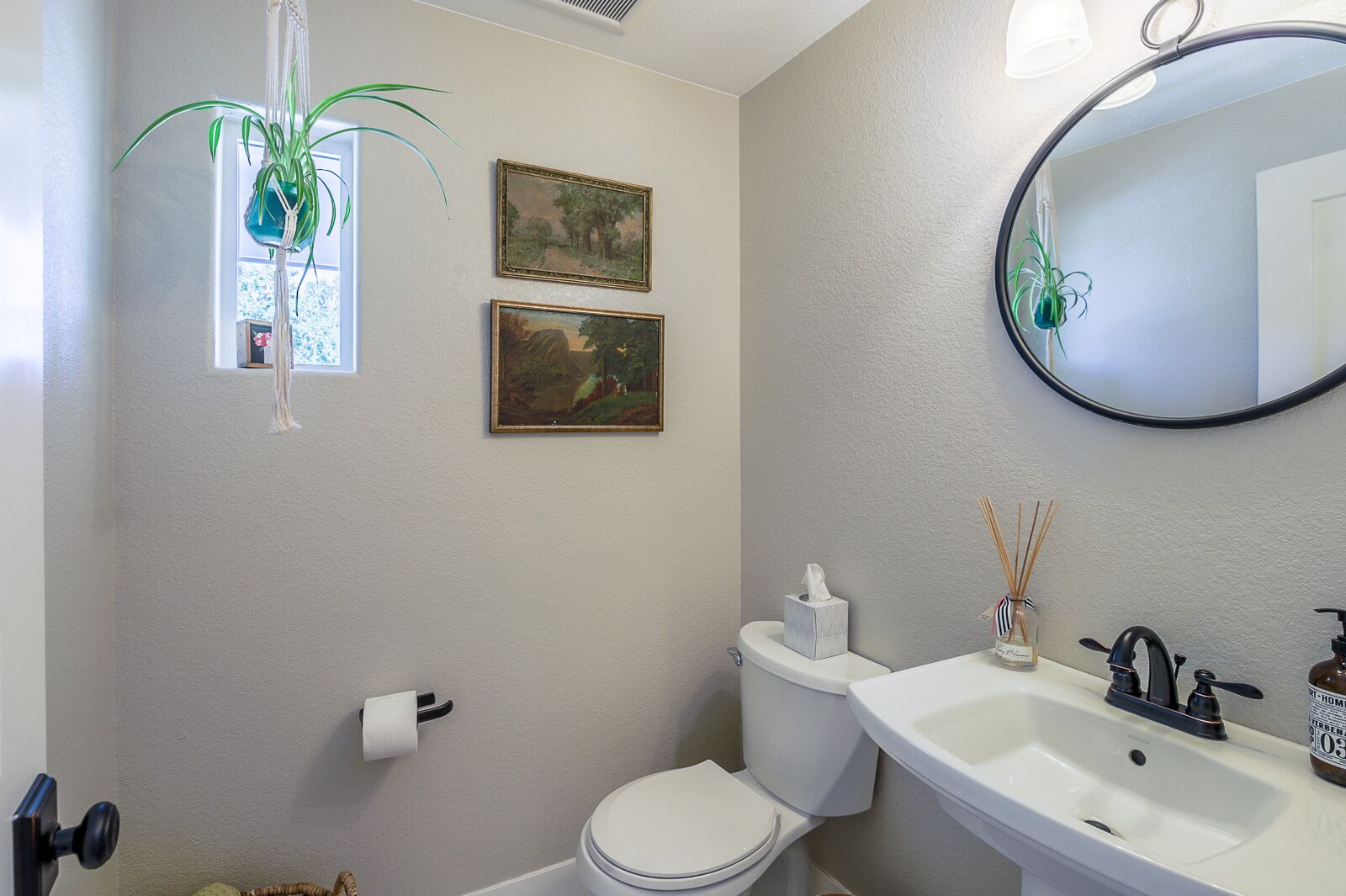 Combined shower/bathtub, hair dryer, towels, soap