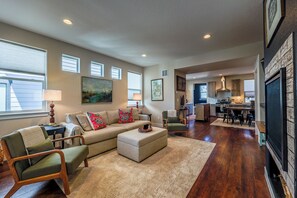 Smart TV, fireplace, books, offices