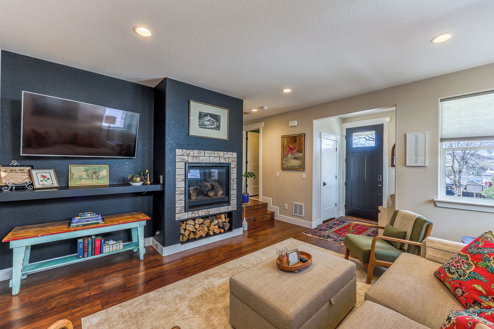 Smart TV, fireplace, books, offices