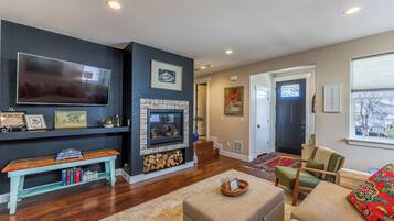 Smart TV, fireplace, books, offices