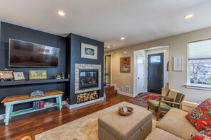 Smart TV, fireplace, books, offices