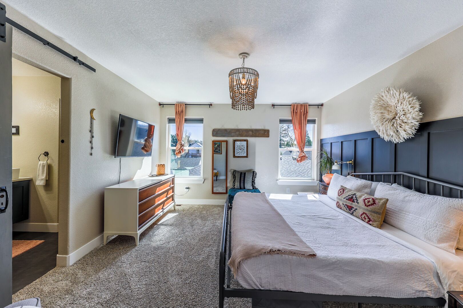 4 bedrooms, desk, iron/ironing board, travel cot