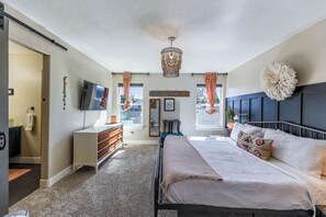 4 bedrooms, desk, iron/ironing board, travel crib