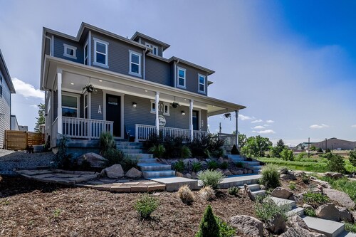 The Baldwin Bungalow • Boho Charm + Hot Tub • Historic Downtown Stay