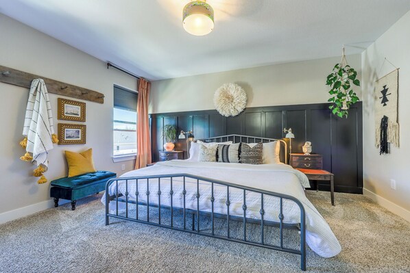 4 habitaciones, escritorio y tabla de planchar con plancha 