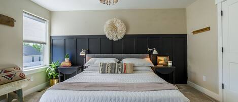 4 slaapkamers, een bureau, een strijkplank/strijkijzer, reisbedje