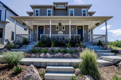 Lujo y familiar, a 2 cuadras del centro de Castle Rock. Cerca de senderos!