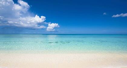 Eagle Beach Area Sunset Getaway w/King Bed