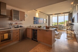 ثلاجة، ميكروو يف، فرن، موقد طهي مسطح