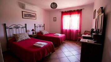 3 habitaciones, tabla de planchar con plancha, wifi y ropa de cama