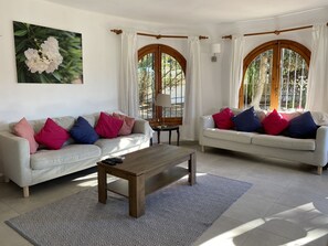 TV, fireplace, DVD player, table tennis - Traditional family villa, private pool and hillside views, 5 mins to Moraira. (Teulada)