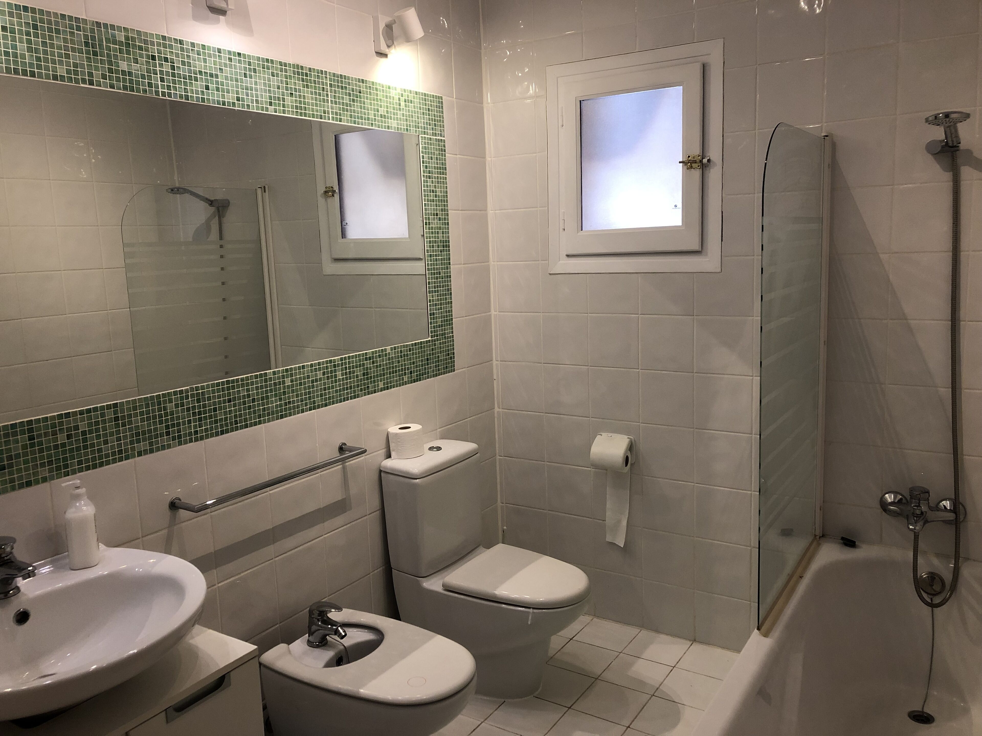 Ein Badezimmer mit Waschbecken, Toilette, Bidet und Dusche.