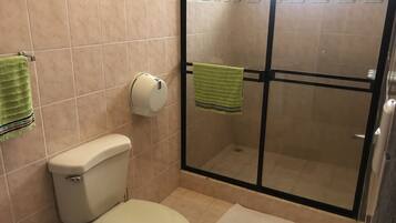 Kamar Quadruple Standar, 2 Tempat Tidur Double | Kamar mandi | Shower dan handuk