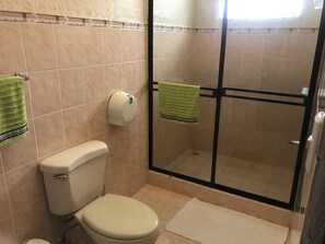 Kamar Quadruple Standar, 2 Tempat Tidur Double | Kamar mandi | Shower dan handuk
