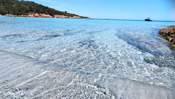 Plage, chaises longues