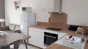 Geladeira, micro-ondas, fogão, cooktop