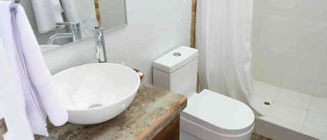 シャワー、タオル、石鹸、トイレットペーパー
