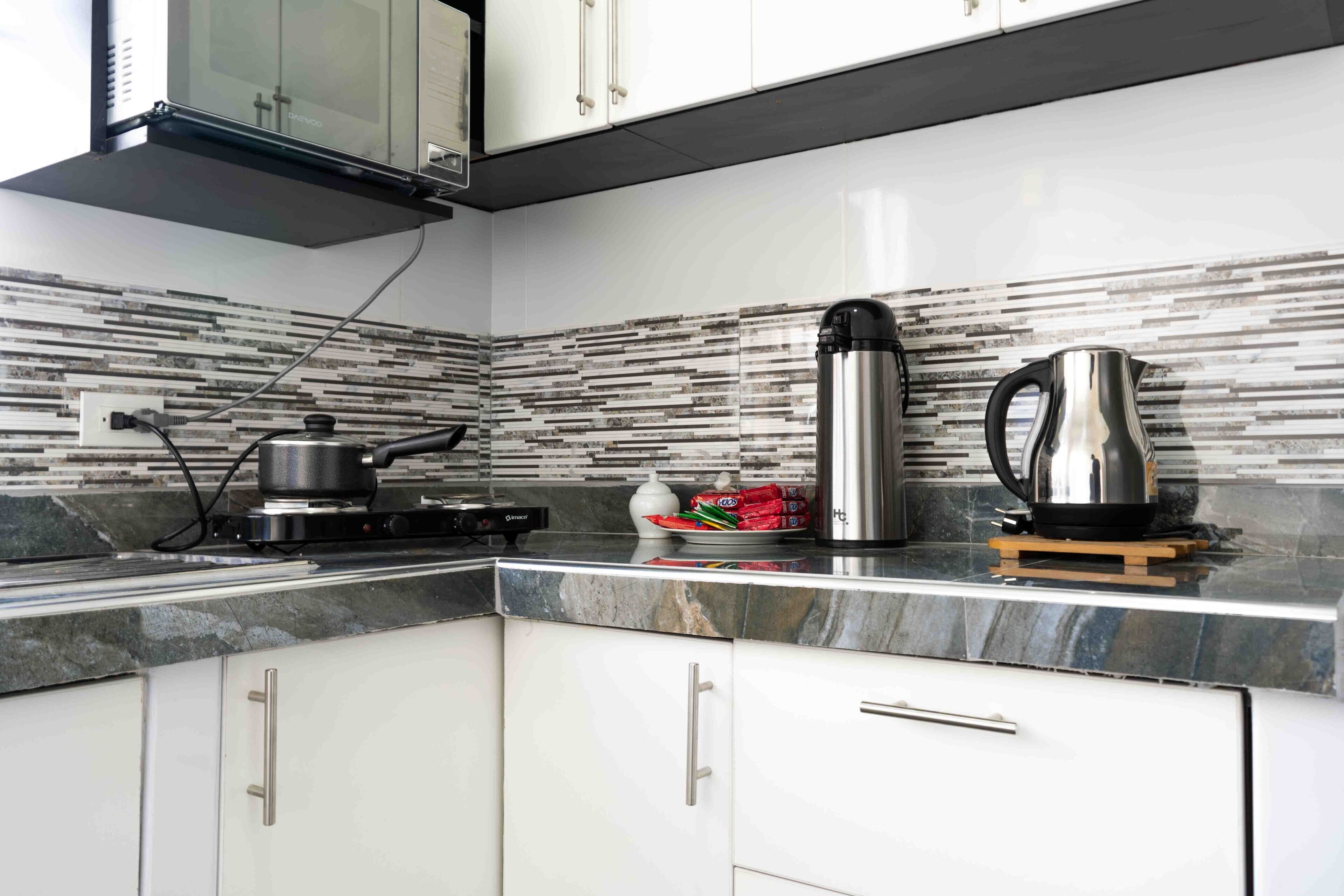 Réfrigérateur, micro-ondes, four, plaque de cuisson